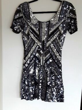 50%off🎊 Guess by Marciano Black&Silver Sequin Short Sleeve Dress